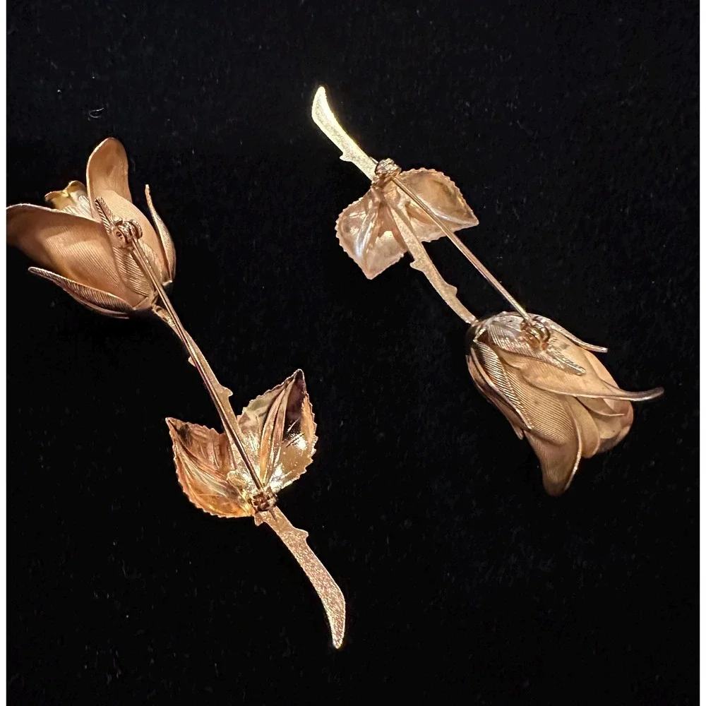 VTG gold tone set of two rose brooches unsigned